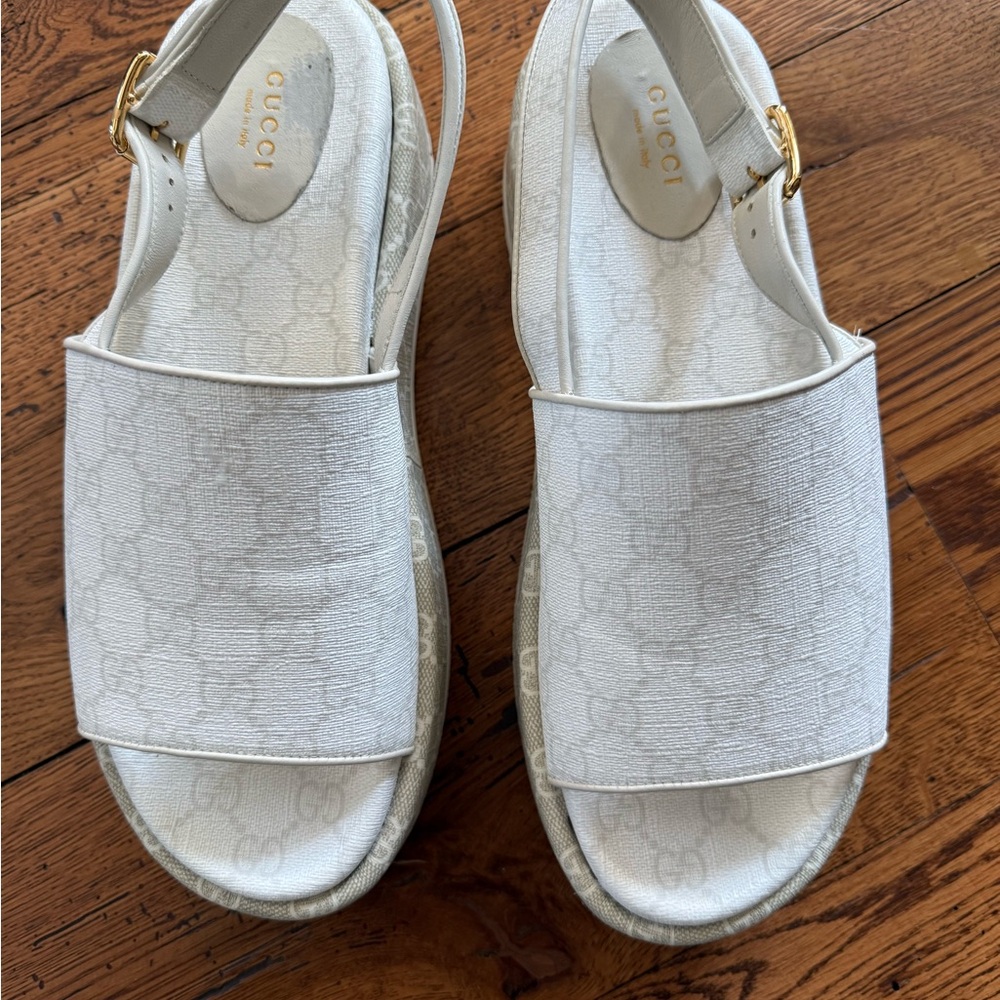 Gucci Women's White Sandals with Gold Accent
